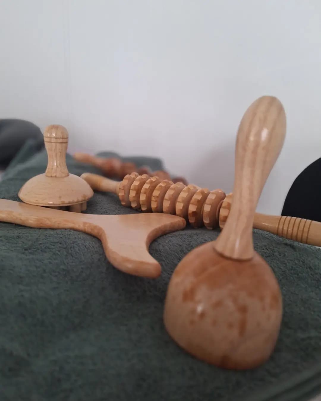 Instruments en bois utilisés pour la madérothérapie